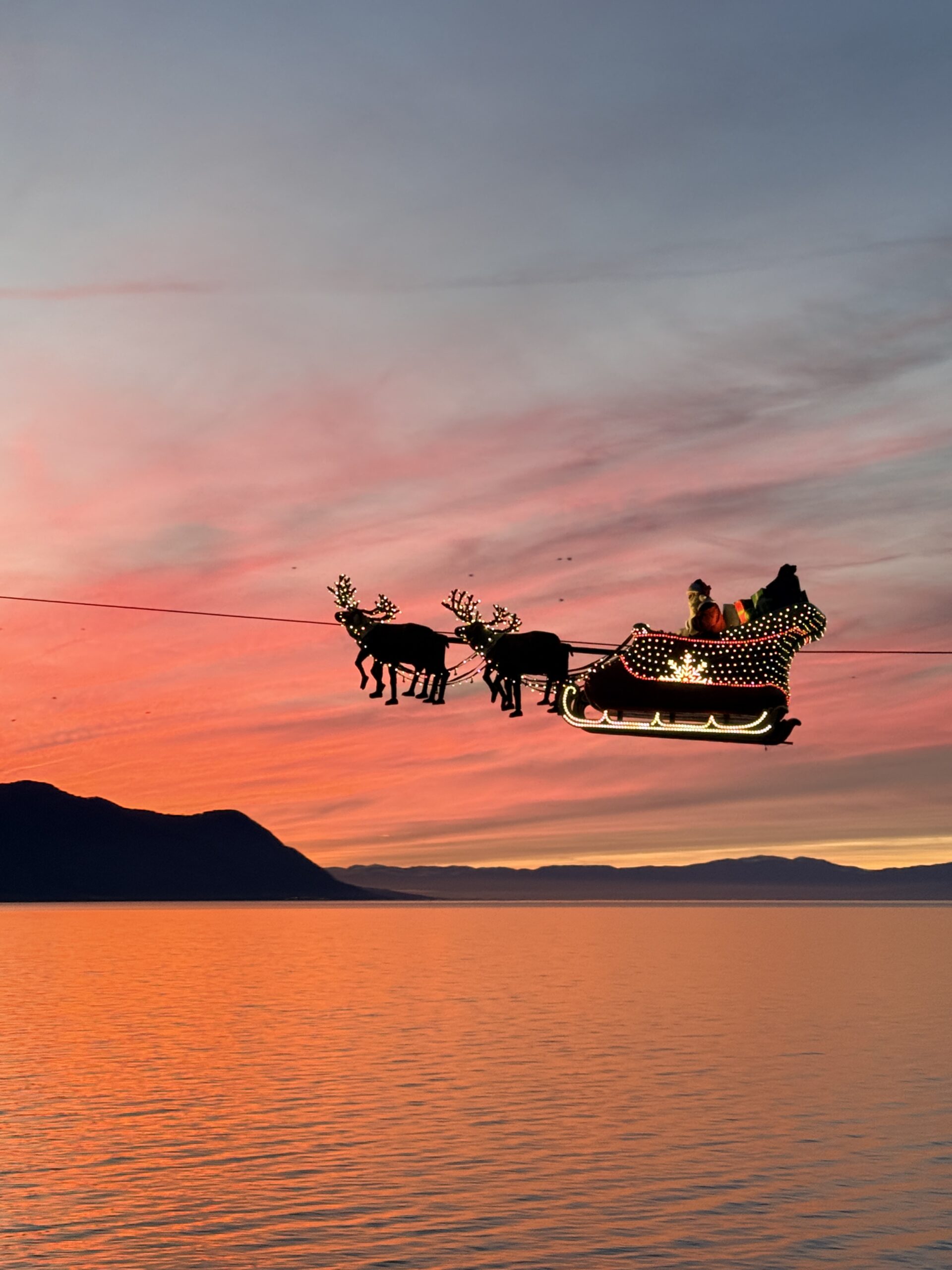 Der fliegende Weihnachtsmann überquert bei Sonnenuntergang den Himmel über Montreux.